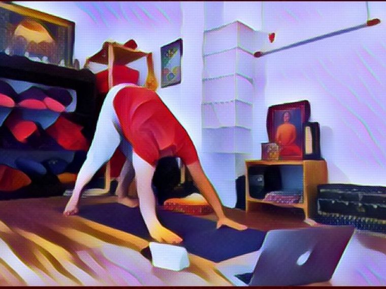 “Sādhana yoga.” Practica en casa con las clases de yoga en línea.
